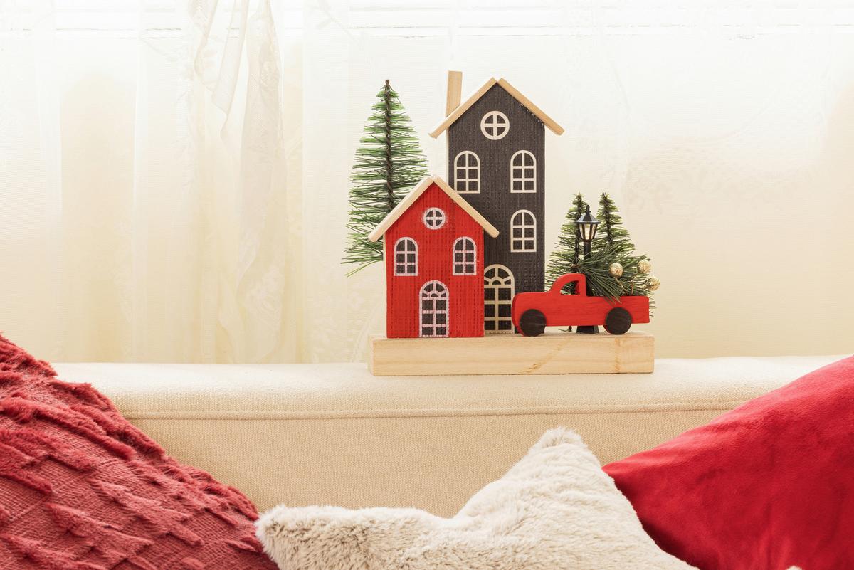 Dekohaus Jael - Rot/Naturfarben, KONVENTIONELL, Holz (20/7/22cm) - Luca Bessoni