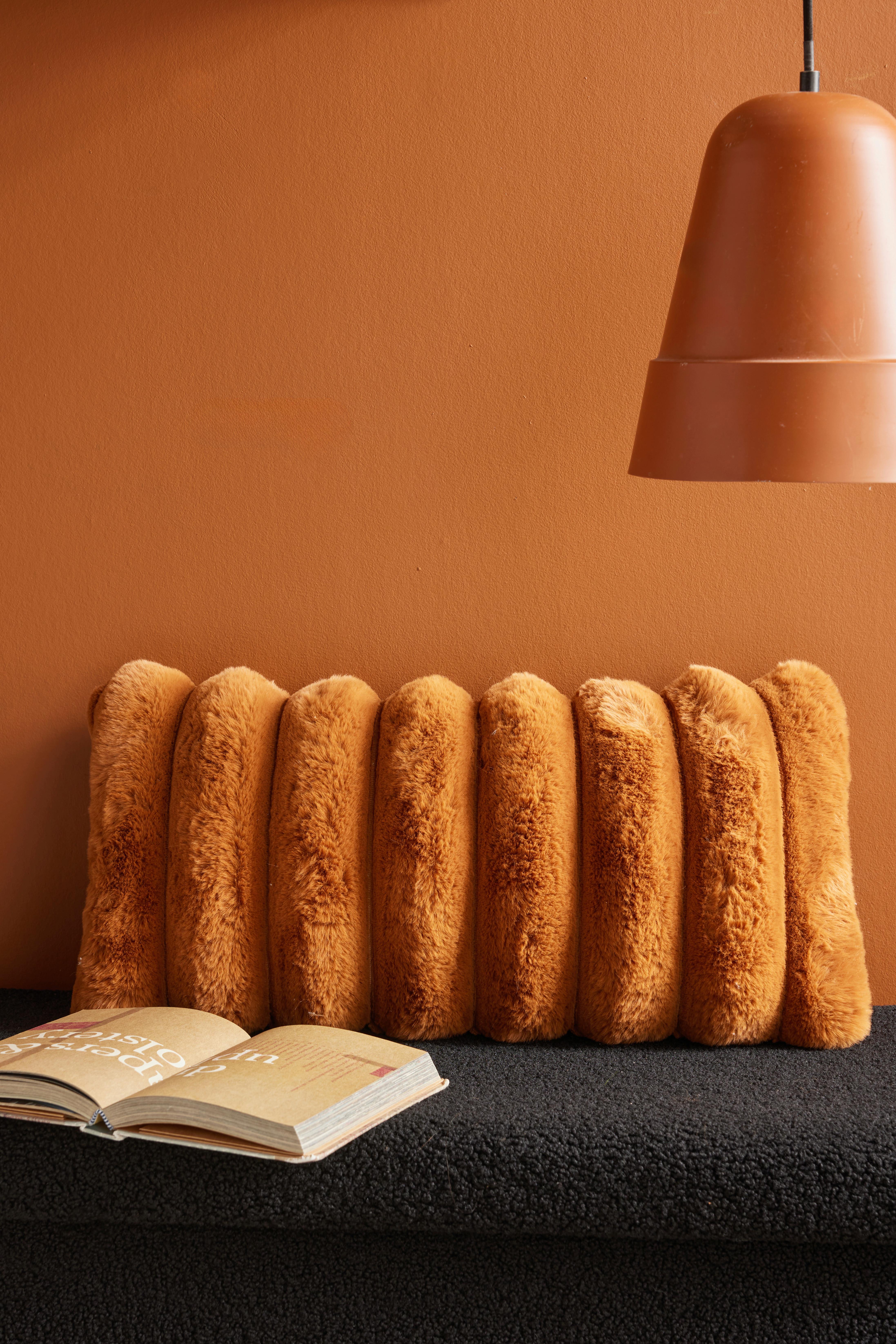 KOŽEŠINOVÝ POLŠTÁŘ MOKA CUSHION CARAMEL - koňaková, textil (30/60cm)