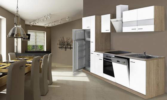 Küchenzeile mit hellen Fronten und E-Geräten Praktische Küchenzeile mit weißen Fronten