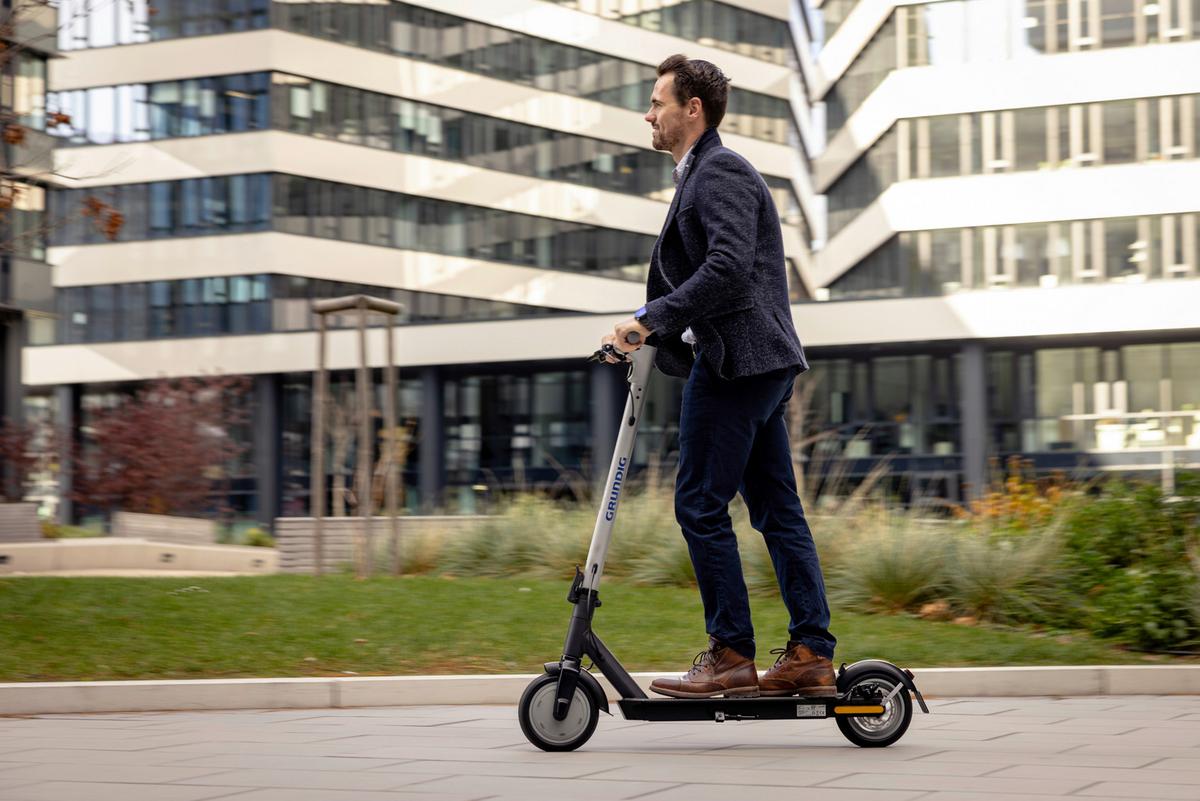 E-scooter Klappbar Inkl. Digitaler Tachoanzeige - Schwarz/Grau, Basics, Kunststoff/Metall (116/43/114,5cm) - Grundig