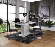 Weißer Esszimmertisch mit schwarzen Stühlen