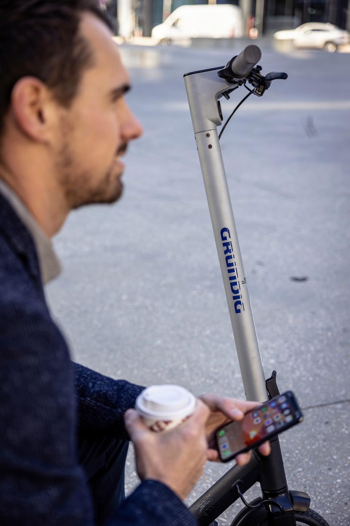 E-scooter Klappbar Inkl. Digitaler Tachoanzeige - Schwarz/Grau, Basics, Kunststoff/Metall (116/43/114,5cm) - Grundig