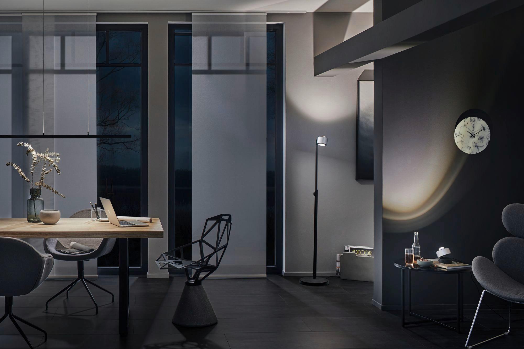 Moderne LED-Hängeleuchte im Raum