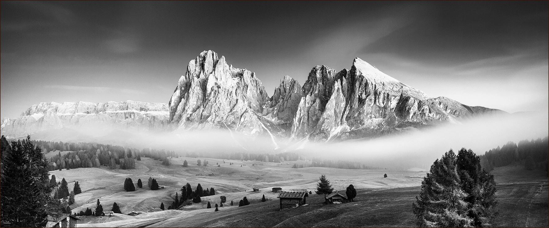 Wandbild Mist & Mountain Berglandschaft 117x49 cm - Schwarz/Weiß, Basics, Holzwerkstoff (117/49/1,9cm)
