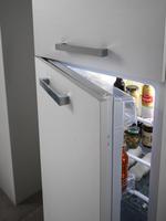 Bügelgriffe ergänzen die schlichte Optik Küche mit weißen Fronten und Arbeitsplatte in Steingrau Dekor