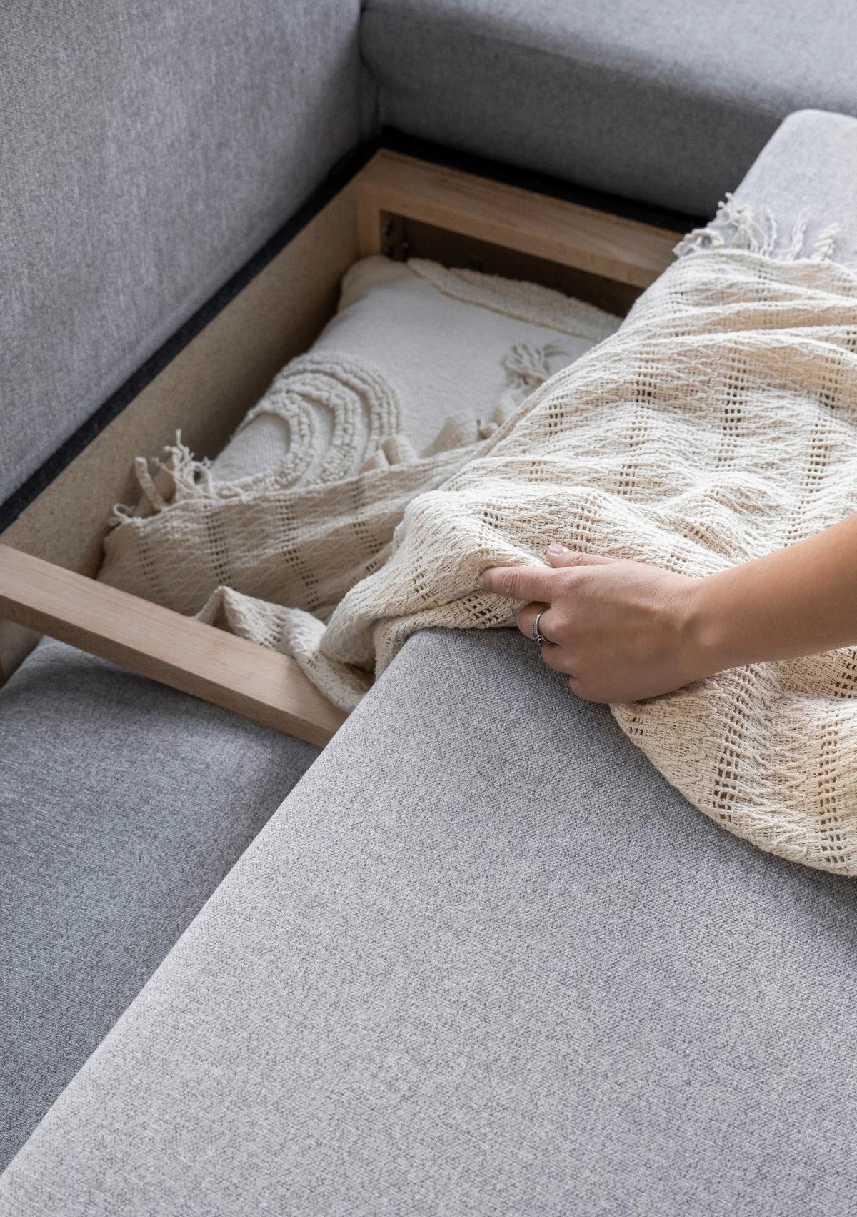 Sedačka LUCILE L, pravá, sv.sivá, úl.priestor a lôžko - prírodná farba/svetlosivá, drevo/textil (242/202cm) - MID.YOU