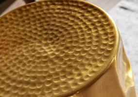 Beistelltisch Jada aus getriebenem Aluminium in Goldfarben Top