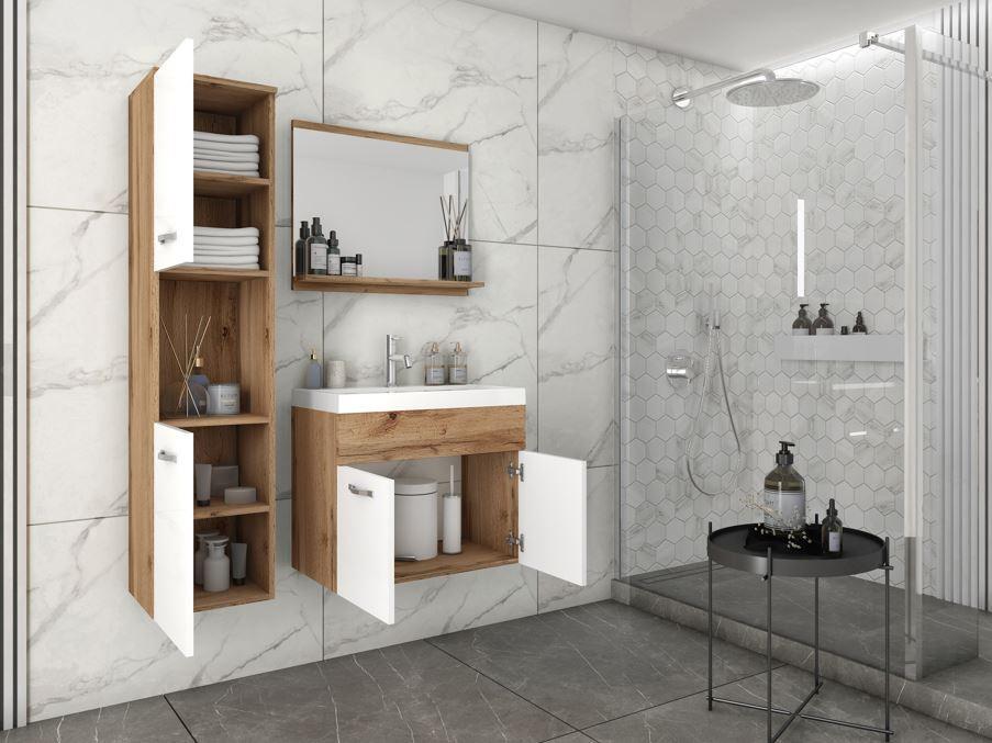 Badezimmer in Weiß und Eichefarben