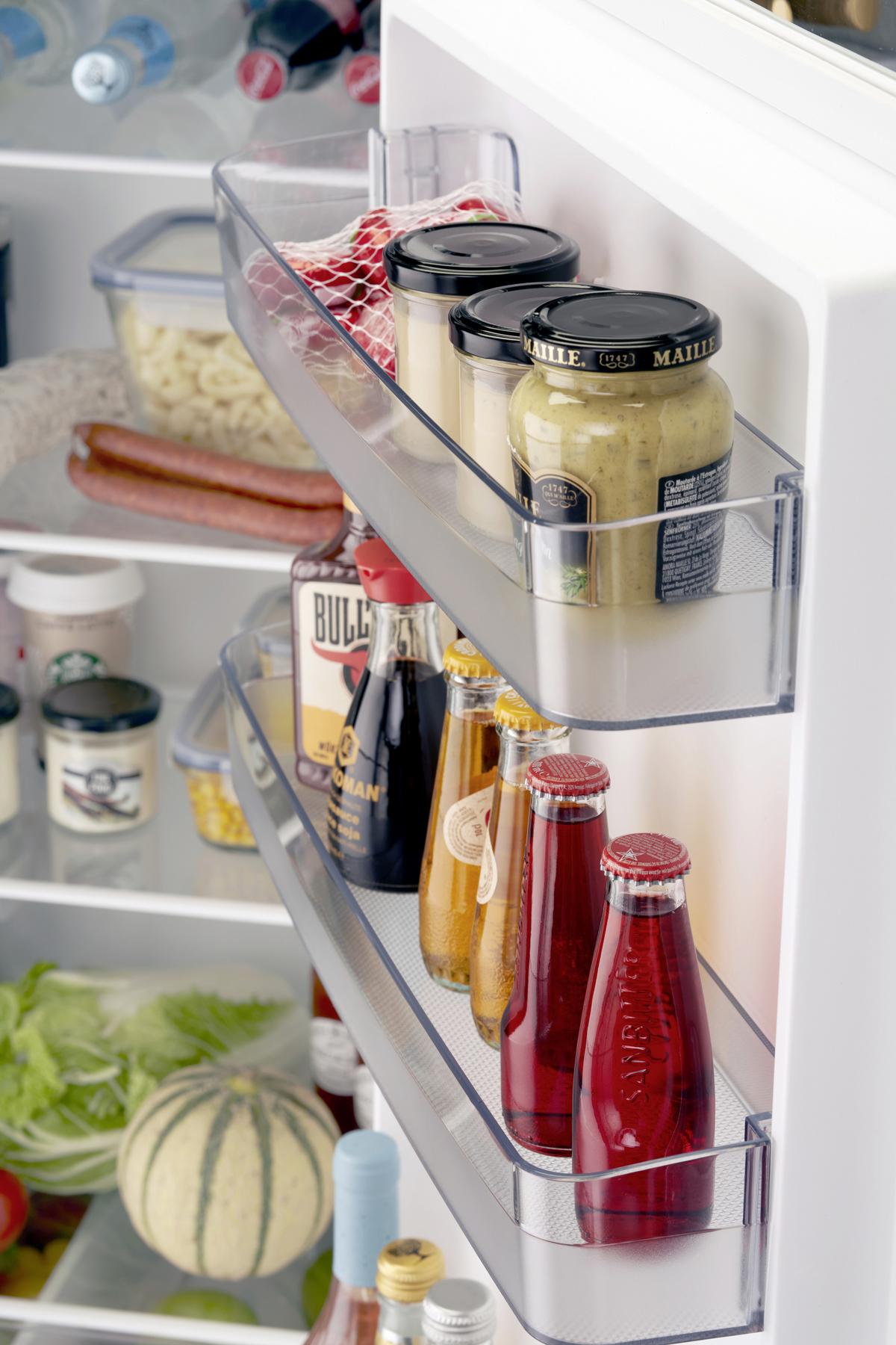 Roter Retro-Kühlschrank mit großem Gefrierfach