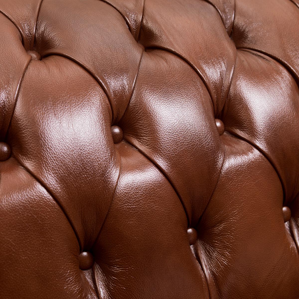 Braunes Echtleder mit typischer Chesterfield-Knopfsteppung