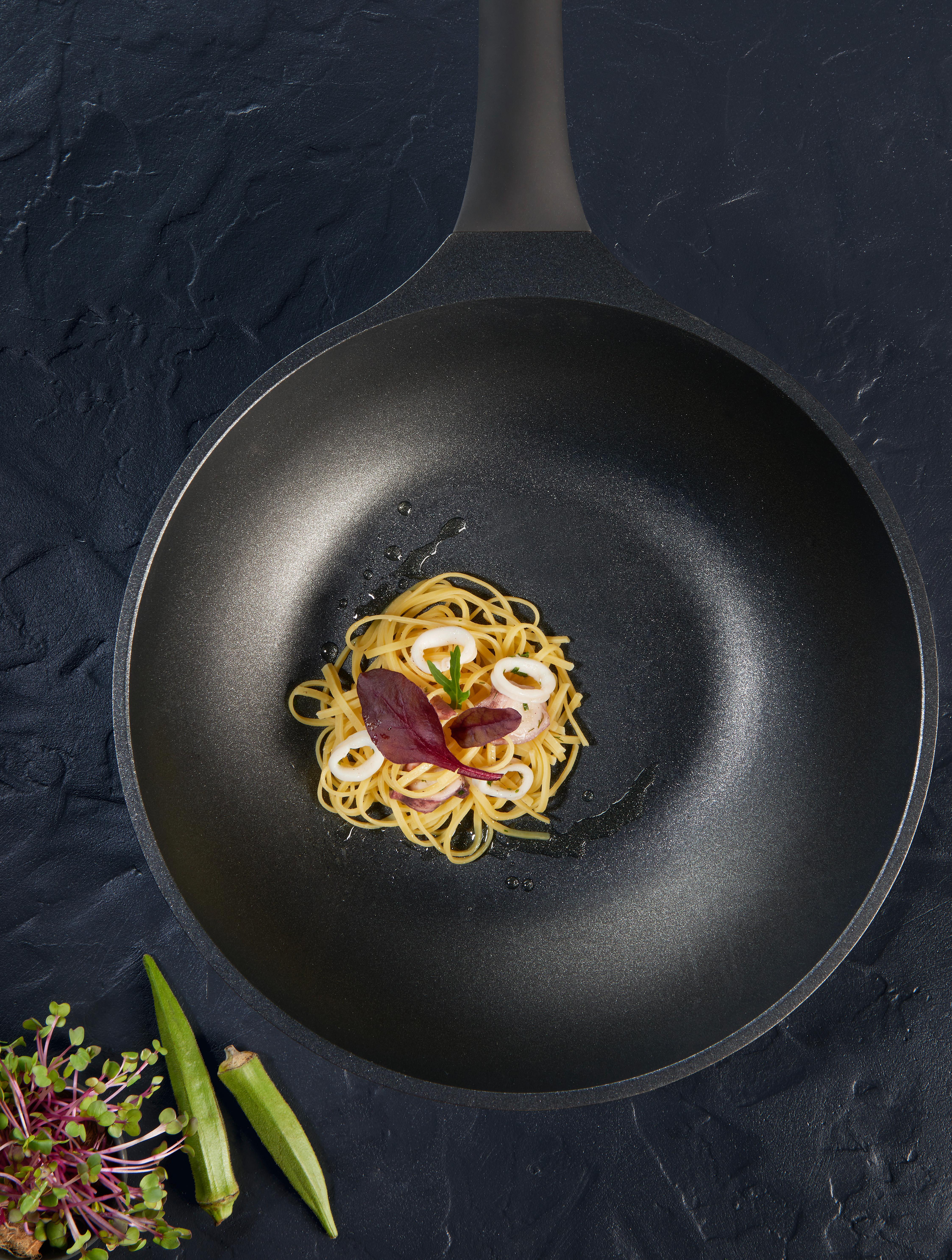 Panvica Wok Black Line, Ø: 30cm - čierna, Konventionell, kov/plast (30/9,5cm) - Gourmesto
