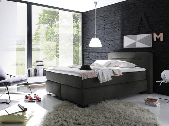 Schwarzes Boxspringbett mit Topper