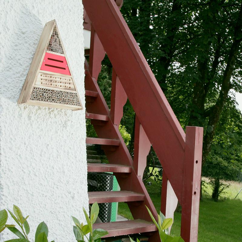 Insektenhotel mit Baumrinde, Schilfrohren, Nisthölzern