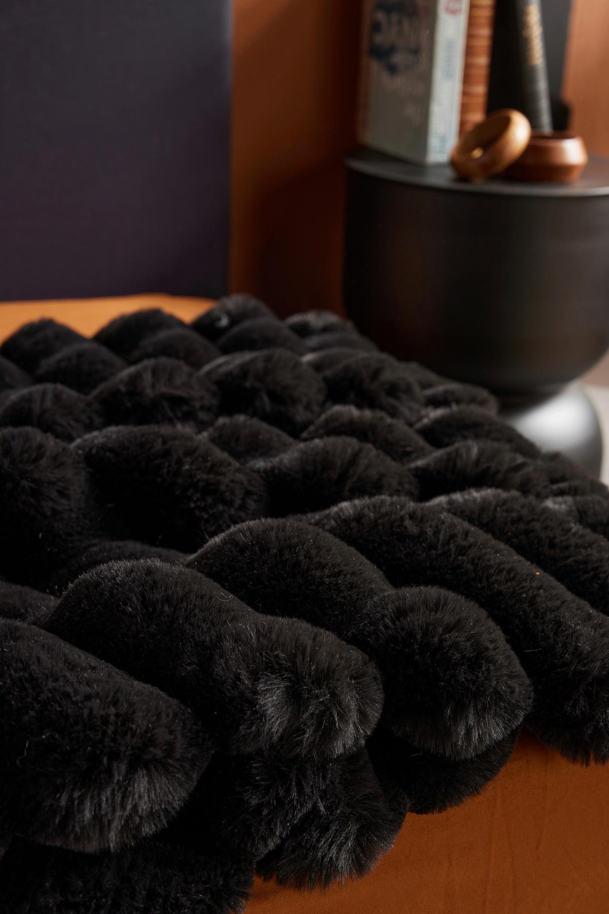 KOŽEŠINOVÁ DEKA BLANKET MOKA REGLISSE - černá, textil (130/180cm)