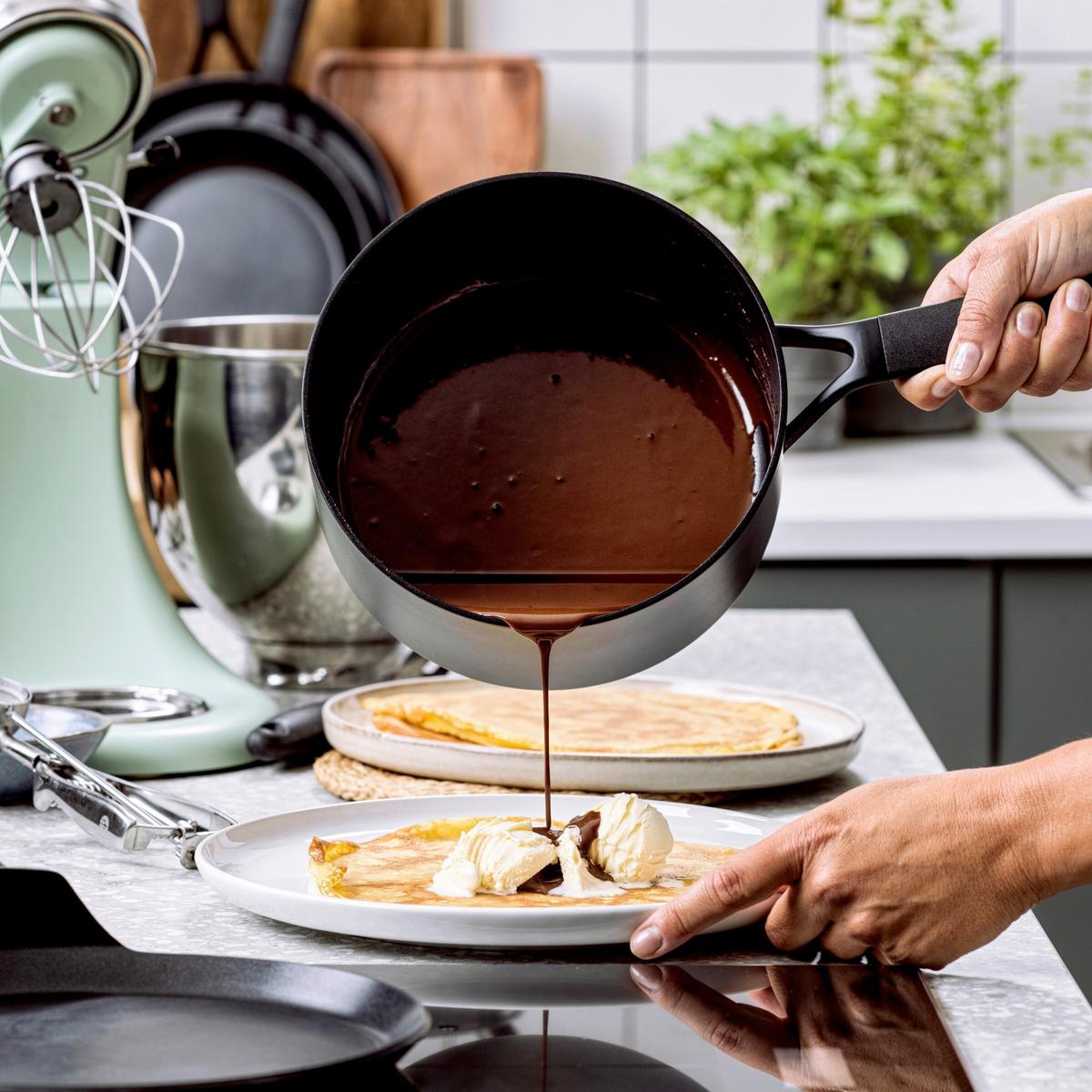 Stielkasserole schwarz, DM 20 cm - Schwarz, Basics, Kunststoff/Metall (20cm) - KitchenAid
