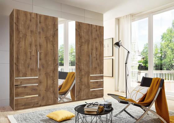 Moderne Aufbewahrung mit Gemütlichkeitsfaktor dank des stylischen Kleiderschrankes LEVEL. Fünftüriger Kleiderschrank in Eiche Dekor mit Schubladen und Spiegel