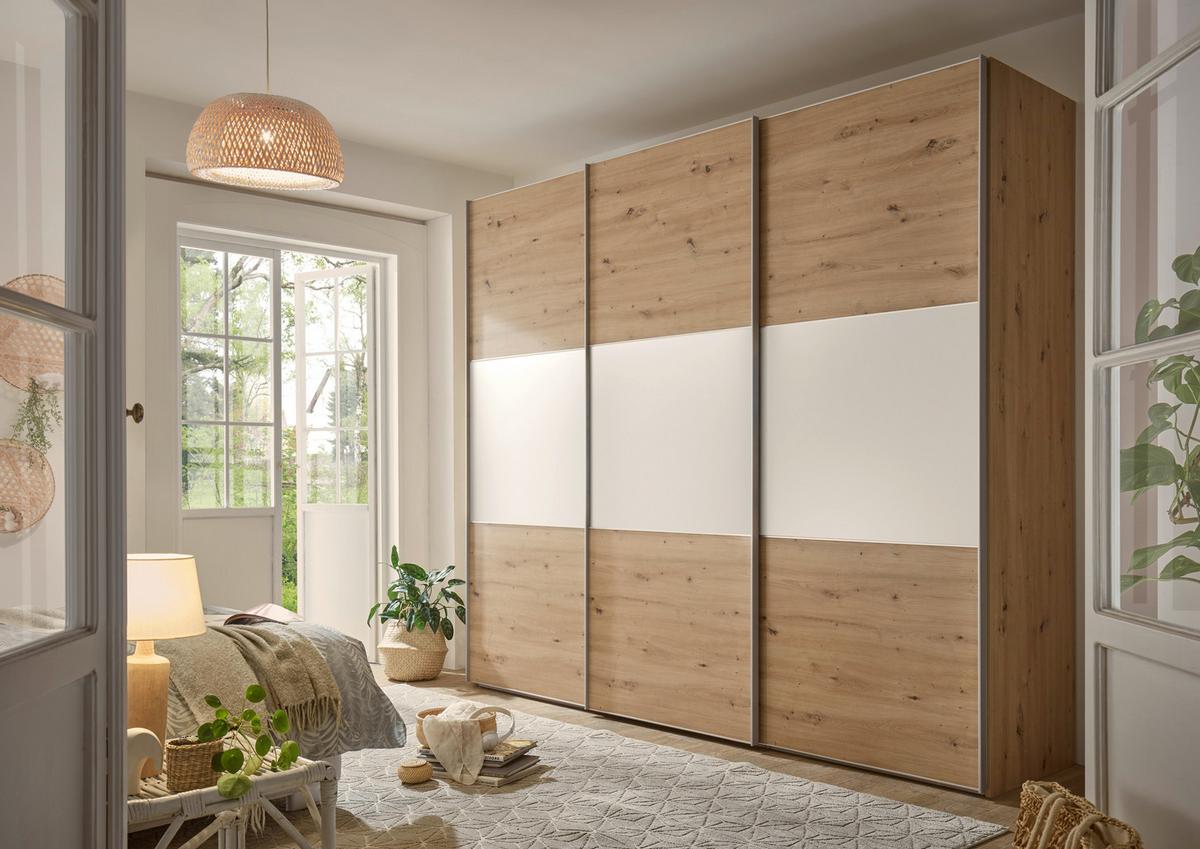 Wohnlicher Schiebetürenschrank mit zehn Einlegeböden