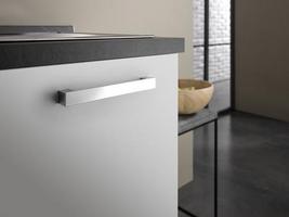 Bügelgriffe ergänzen die schlichte Optik Küche mit weißen Fronten und Arbeitsplatte in Steingrau Dekor