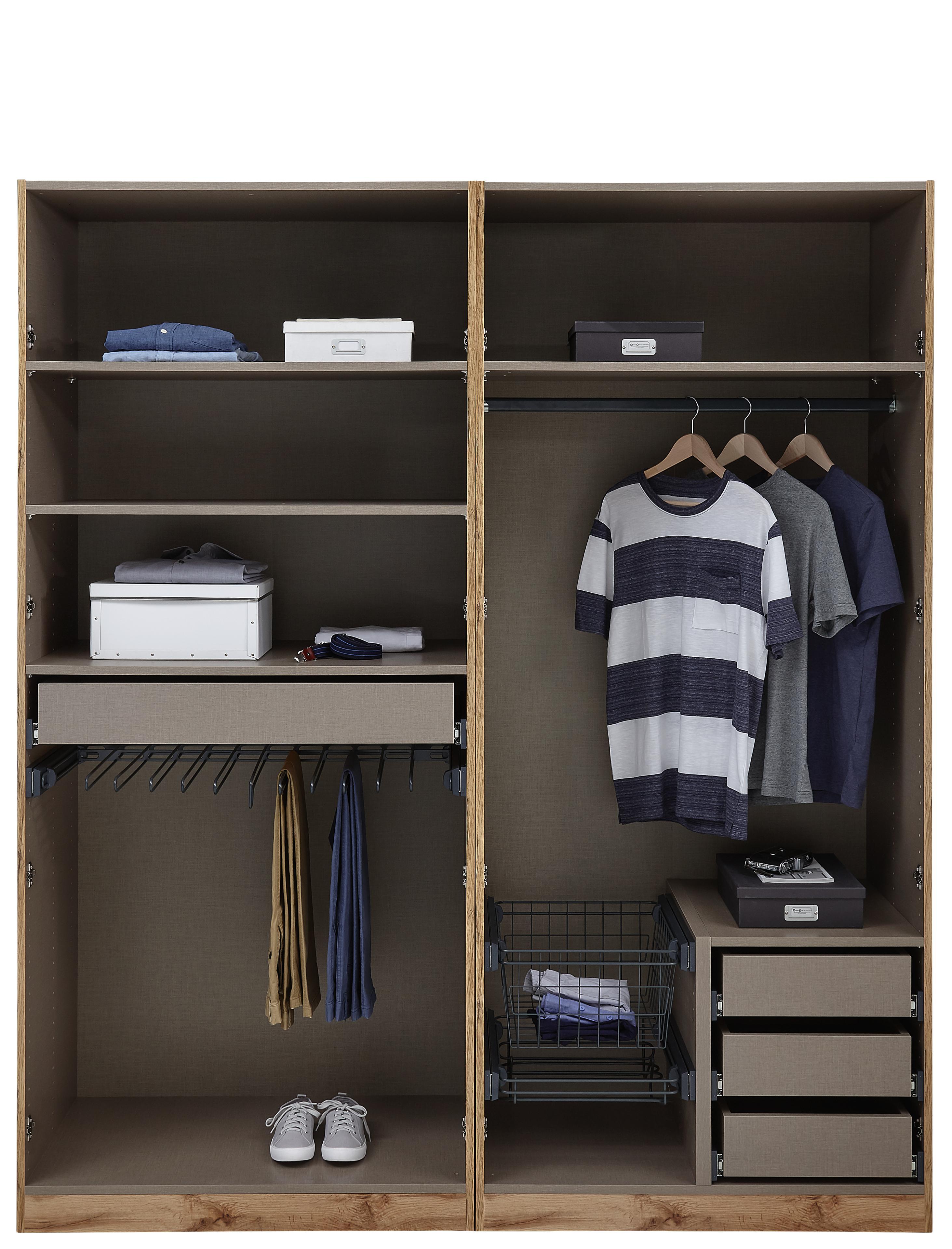 Offener Schrank mit Luxus-Ausstattung