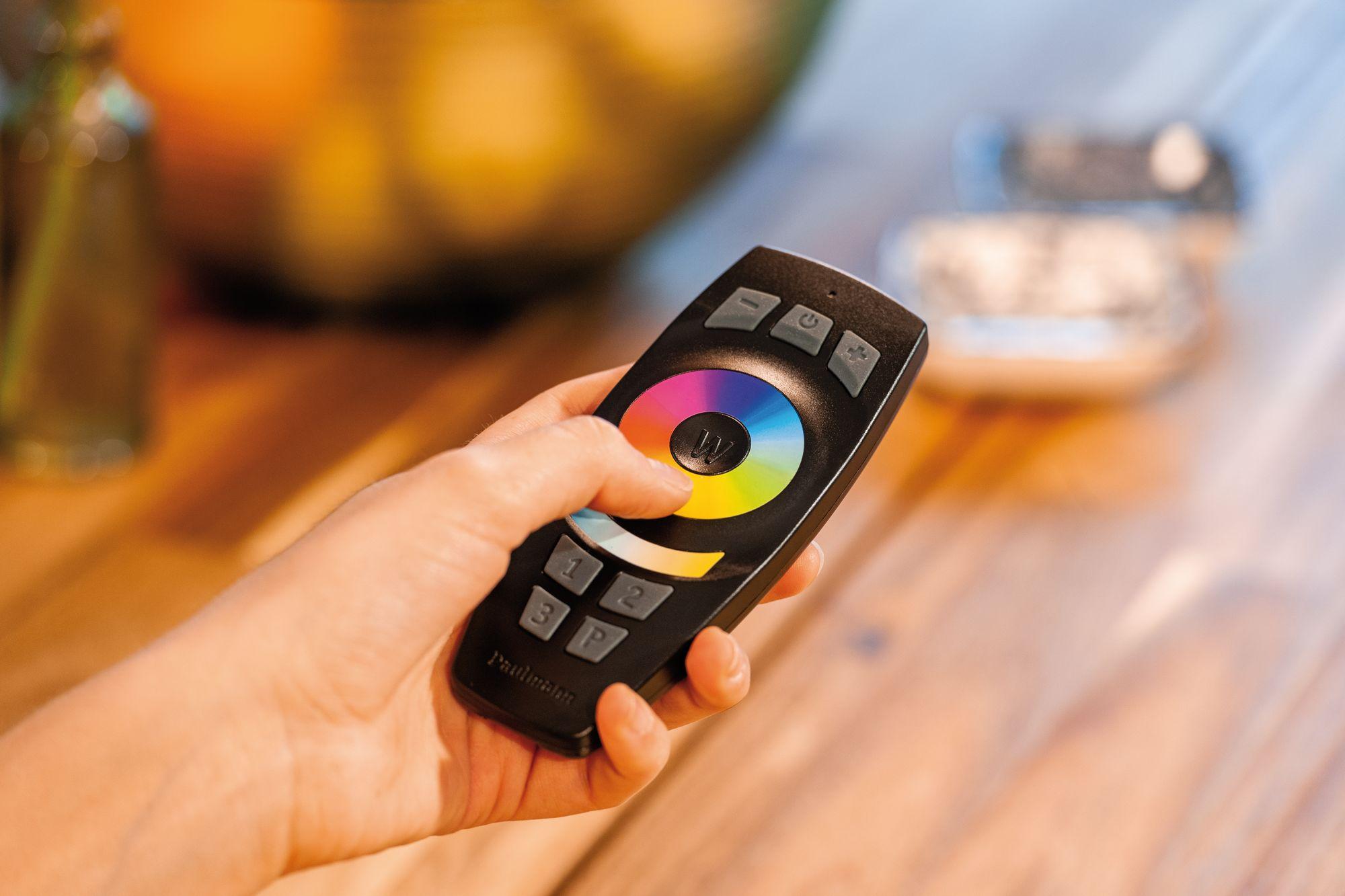 Fernbedienung wird mit Daumen bedient