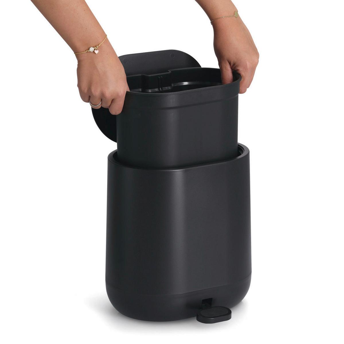 Treteimer aus Kunststoff Schwarz, ca. 6L - Schwarz, Basics, Kunststoff (26/22,5/26,5cm) - Zeller Present