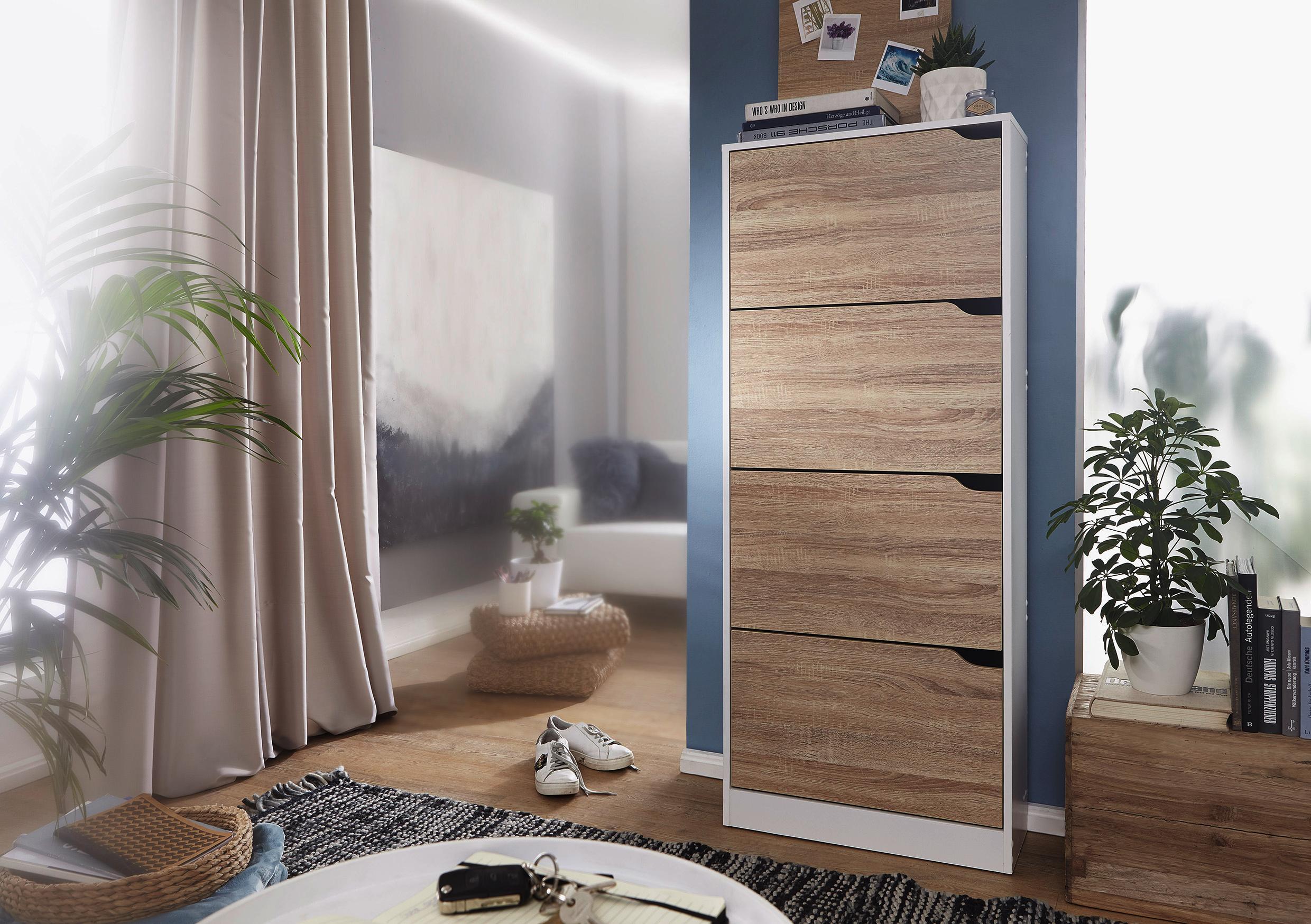 Eichefarbener Schuhkipper mit viel Stauraum