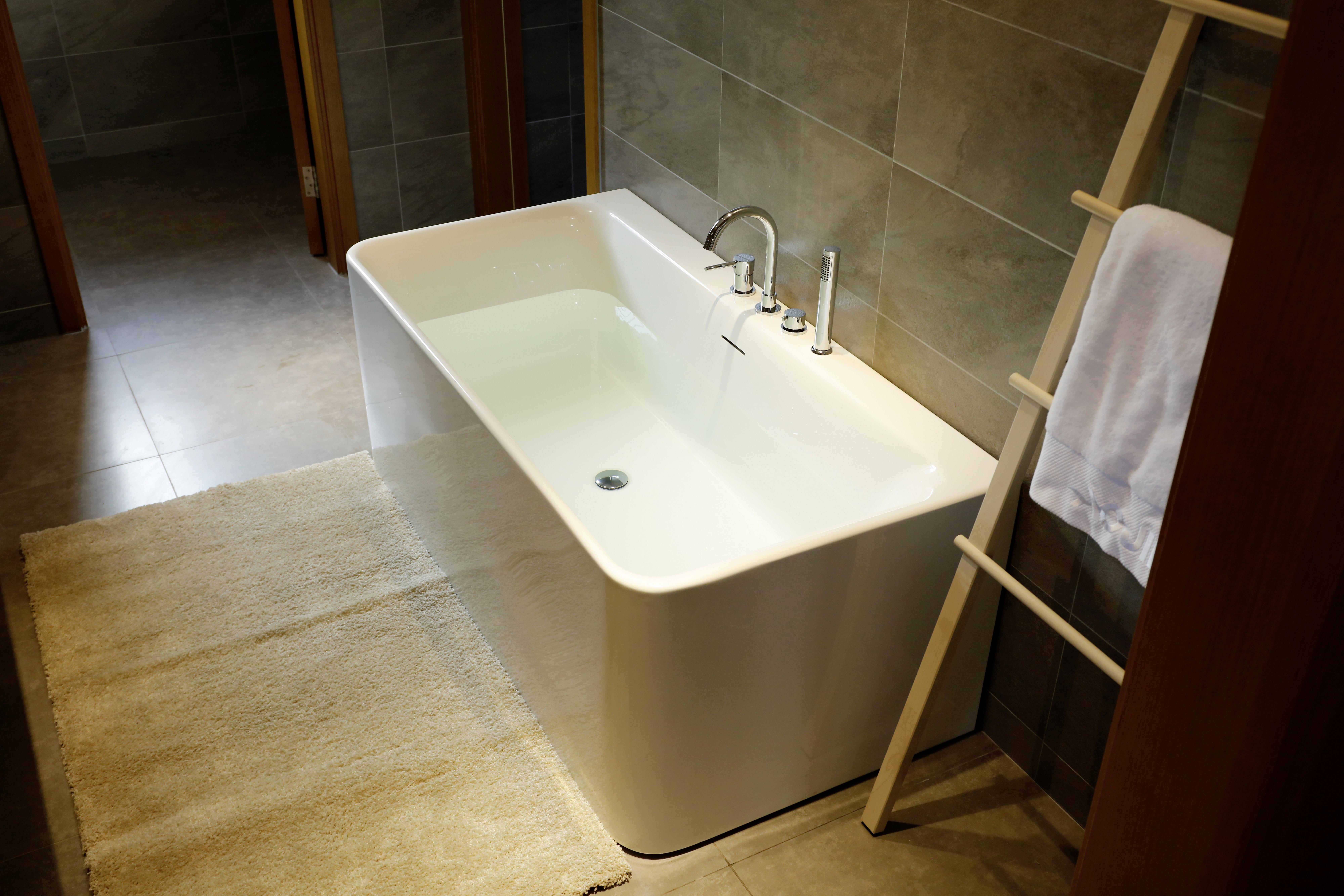 Freistehende Badewanne in Weiß