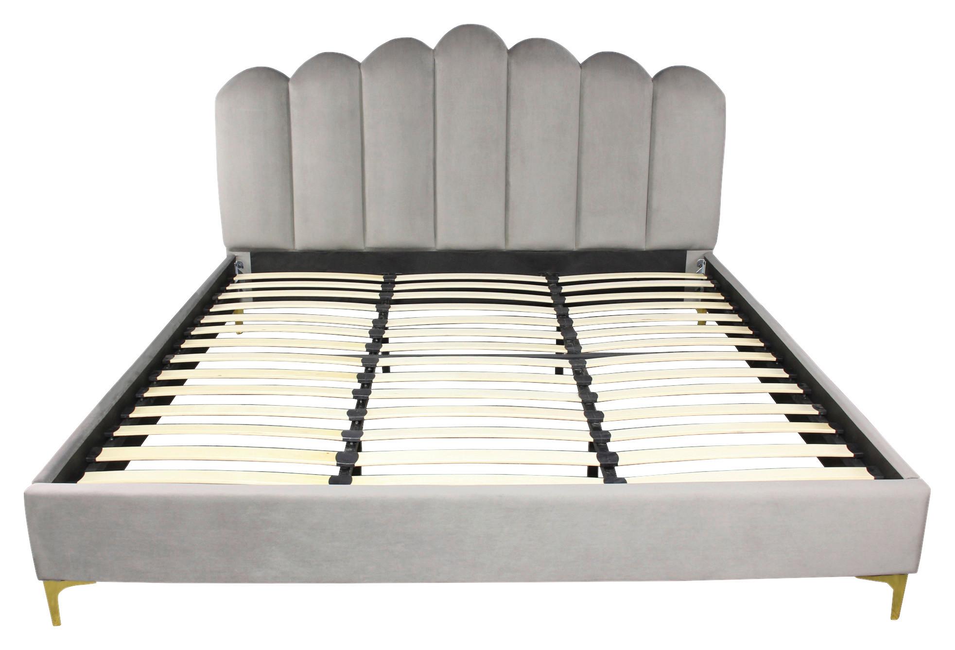 Breites Polsterbett mit grauem Textilbezug