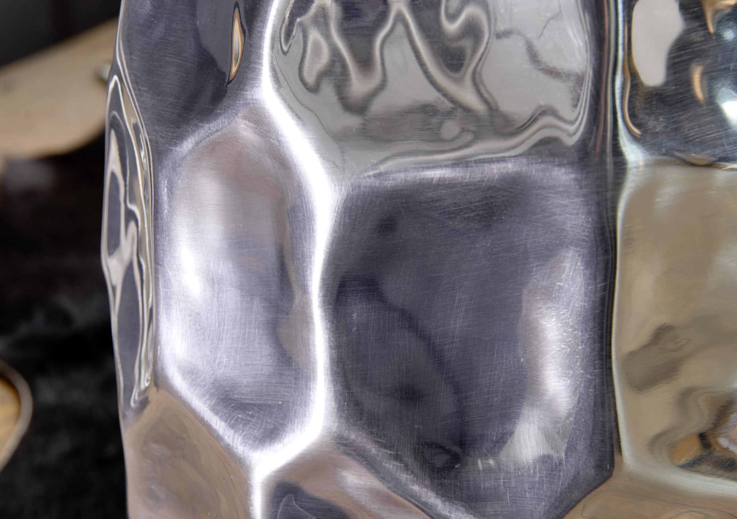 Beistelltisch Jada aus getriebenem Aluminium in Silber Detail
