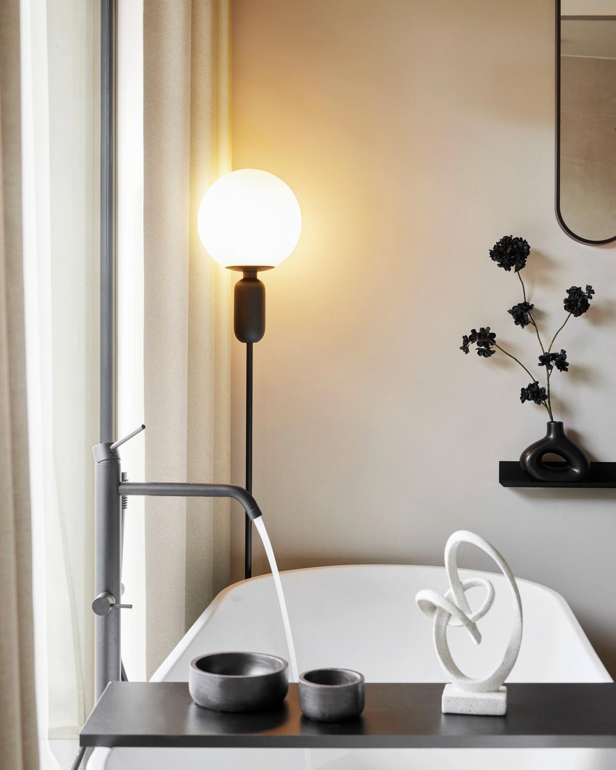 Stojaca lampa Tiano čierna - čierna, Modern, kov/sklo (25/155cm) - Bessagi Home