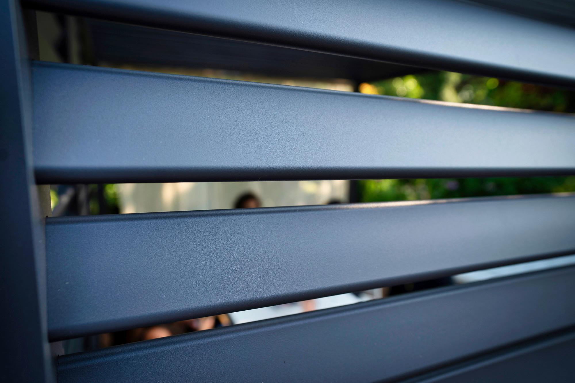 Pavillon Seitenteil MIRADOR LOUVER PANEL 3.0-1PC aus Aluminium in Anthrazit Detail
