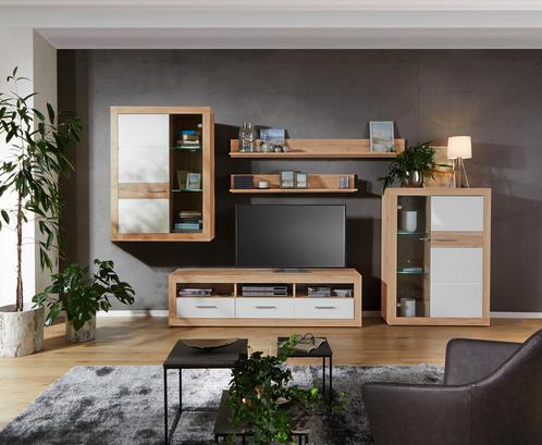 Wohnwand mit Vitrinen und Wandboard Wohnwand mit Vitrinen und Wandboard