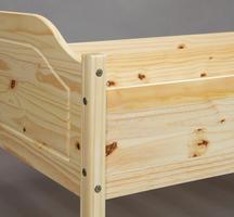 Mit schlichten Zierfräsungen am Fußteil Bett aus Massivholz