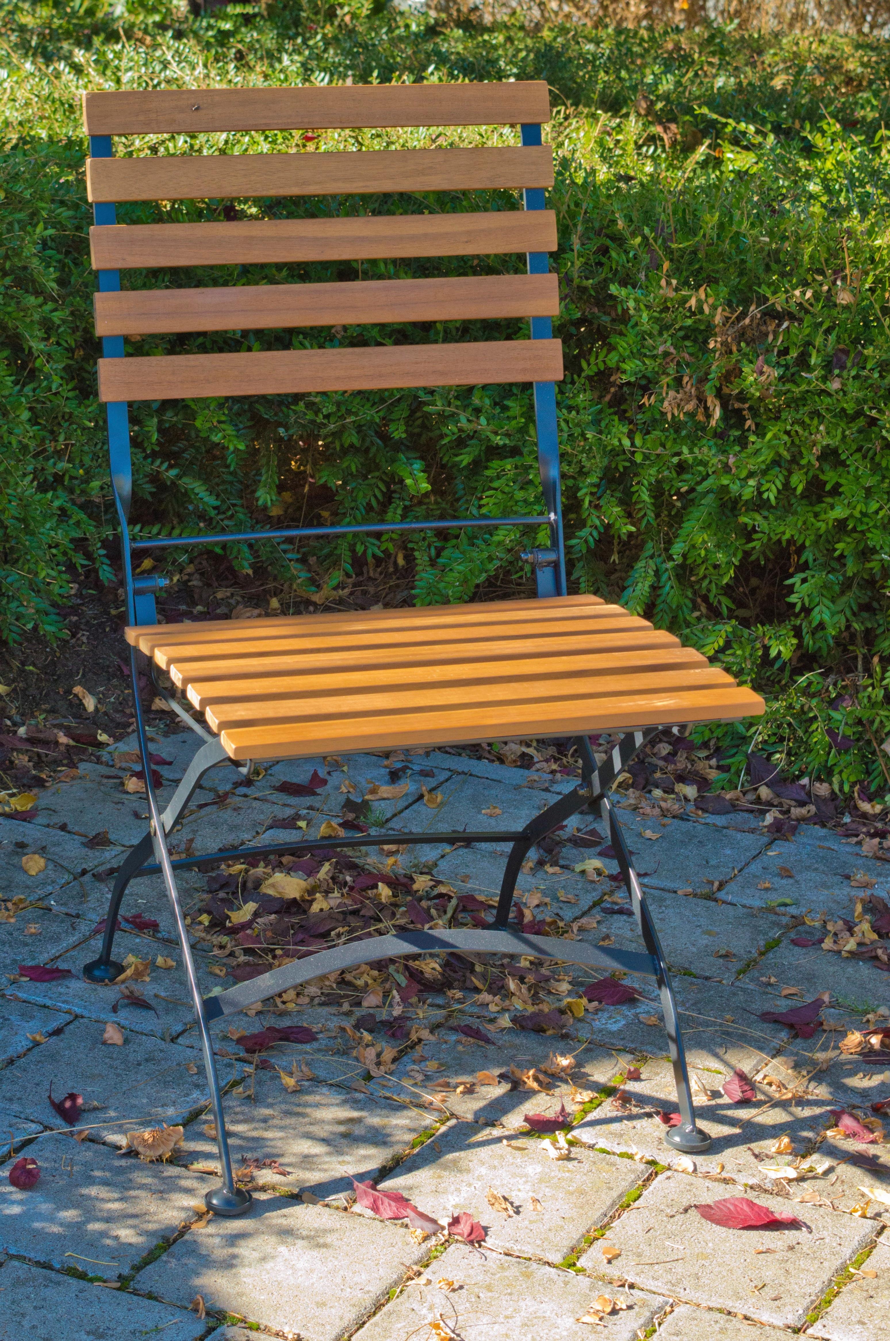 Gartenmöbel aus Akazie und Gusseisen