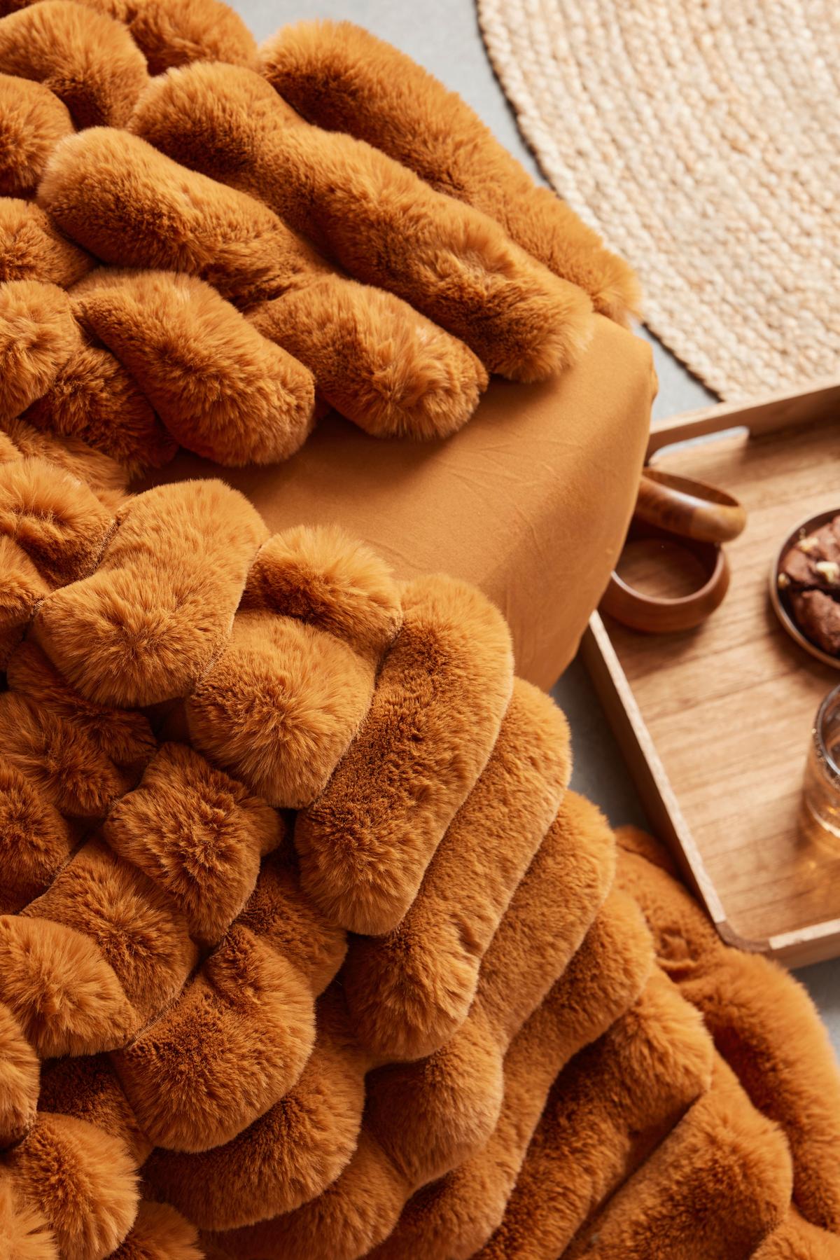 KOŽEŠINOVÁ DEKA BLANKET MOKA CARAMEL - koňaková, textil (130/180cm)