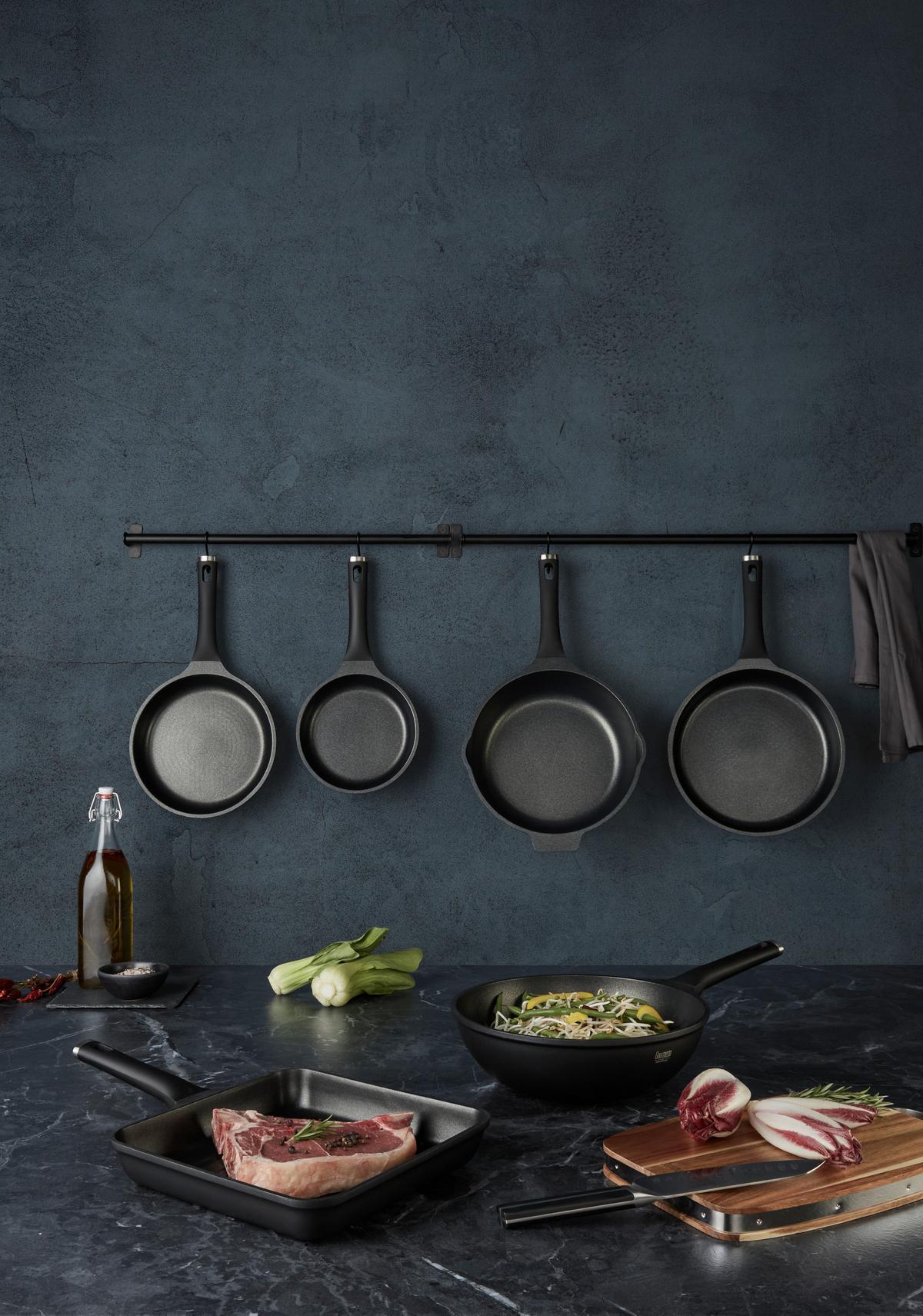 Panvica Black Line, Ø: 28cm - čierna, Konventionell, kov/plast (28/5,5cm) - Gourmesto