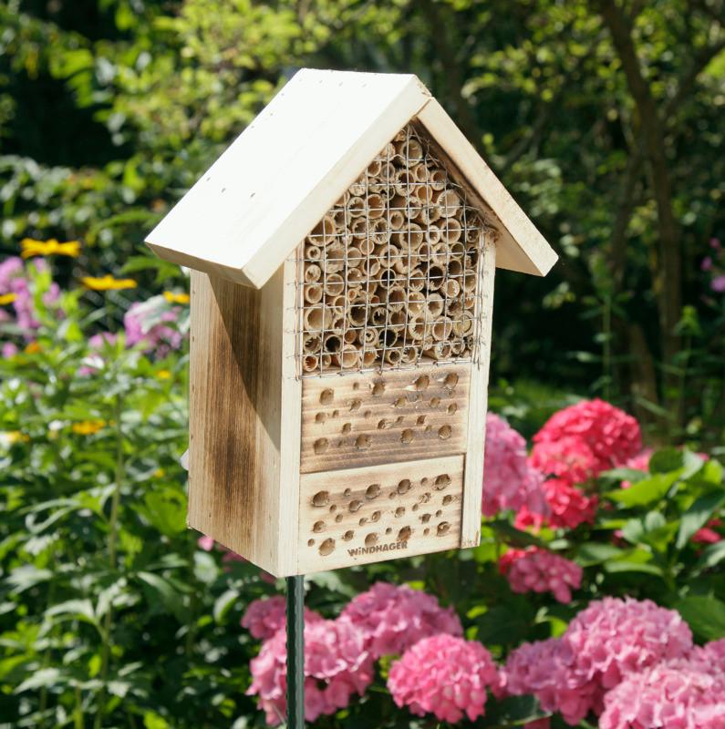 Insektenhotel aus Massivholz mit Schilfrohr und Gitter