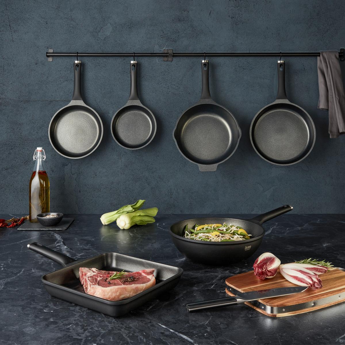 Panvica Black Line, Ø: 24cm - čierna, Konventionell, kov/plast (24/5cm) - Gourmesto