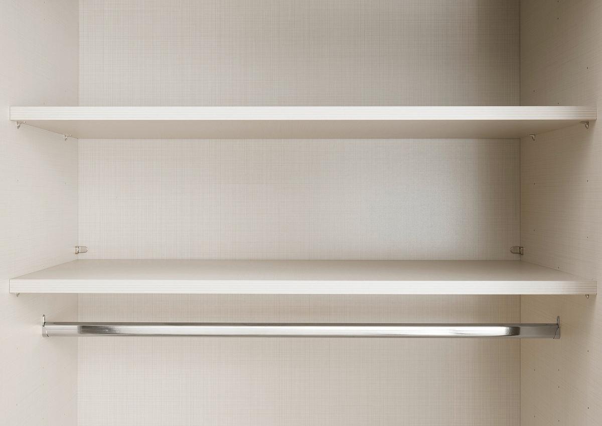 Schwebetürenschrank mit Einlegeböden