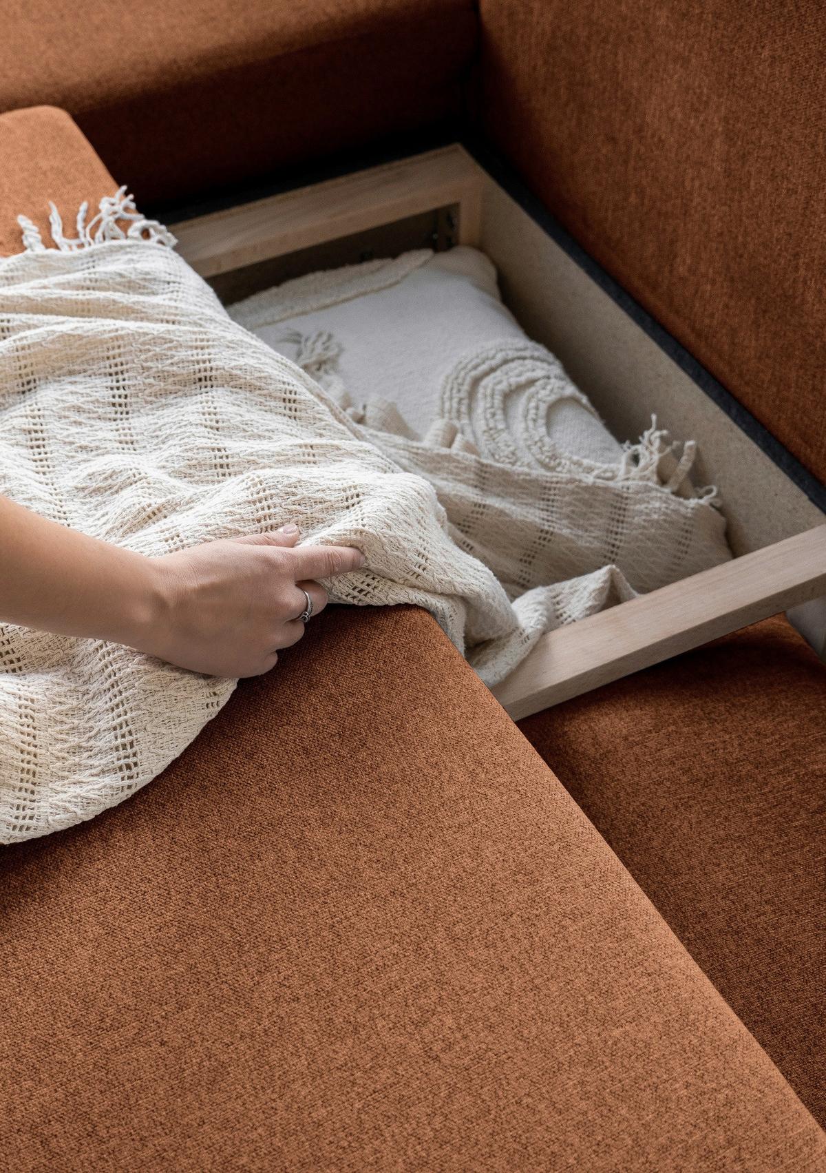 Sedačka LUCILE L, levá, cihlová, úl.prostor a lůžko - terracotta/přírodní barvy, dřevo/textil (202/242cm) - MID.YOU