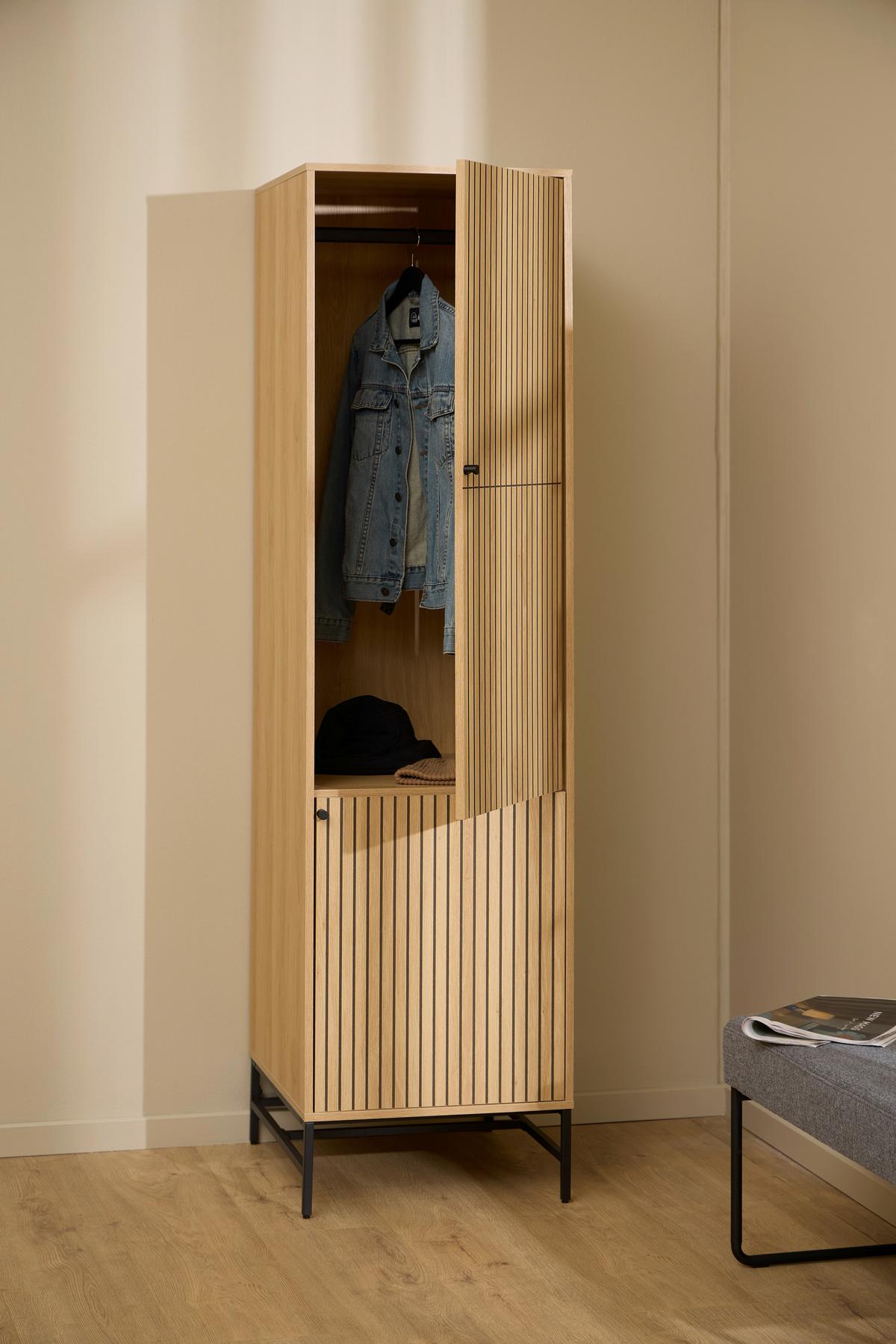 SKRIŇA S OTOČNÝMI DVERAMI ALBANY - čierna/prírodná farba, Design, kov/drevo (51,1/200/60cm)