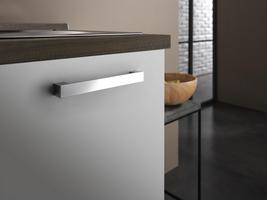 Dezente Optik in Weiß, Eichefarben und Edelstahlfarben Küche mit weißen Fronten und Arbeitsplatte in Eiche Dekor