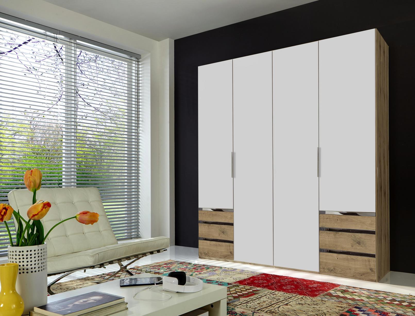 Viertüriger Kleiderschrank in Weiß und Eiche Dekor