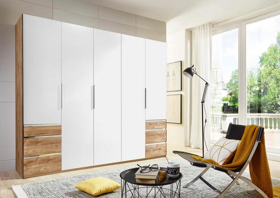 Moderne Aufbewahrung mit Gemütlichkeitsfaktor dank des stylischen Kleiderschrankes LEVEL. Fünftüriger Kleiderschrank in Weiß und Eiche Dekor mit Schubladen
