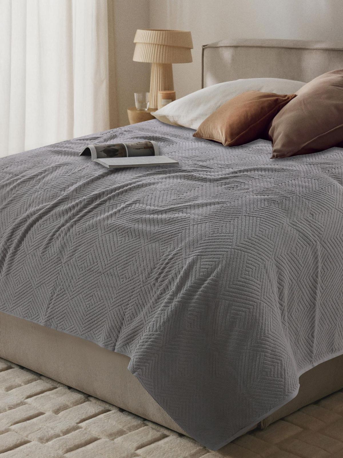 PŘEHOZ NA POSTEL MAYA - šedá, Basics, textil (220/240cm)