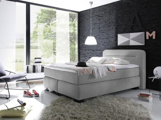 Silberfarbenes Boxspringbett mit Topper