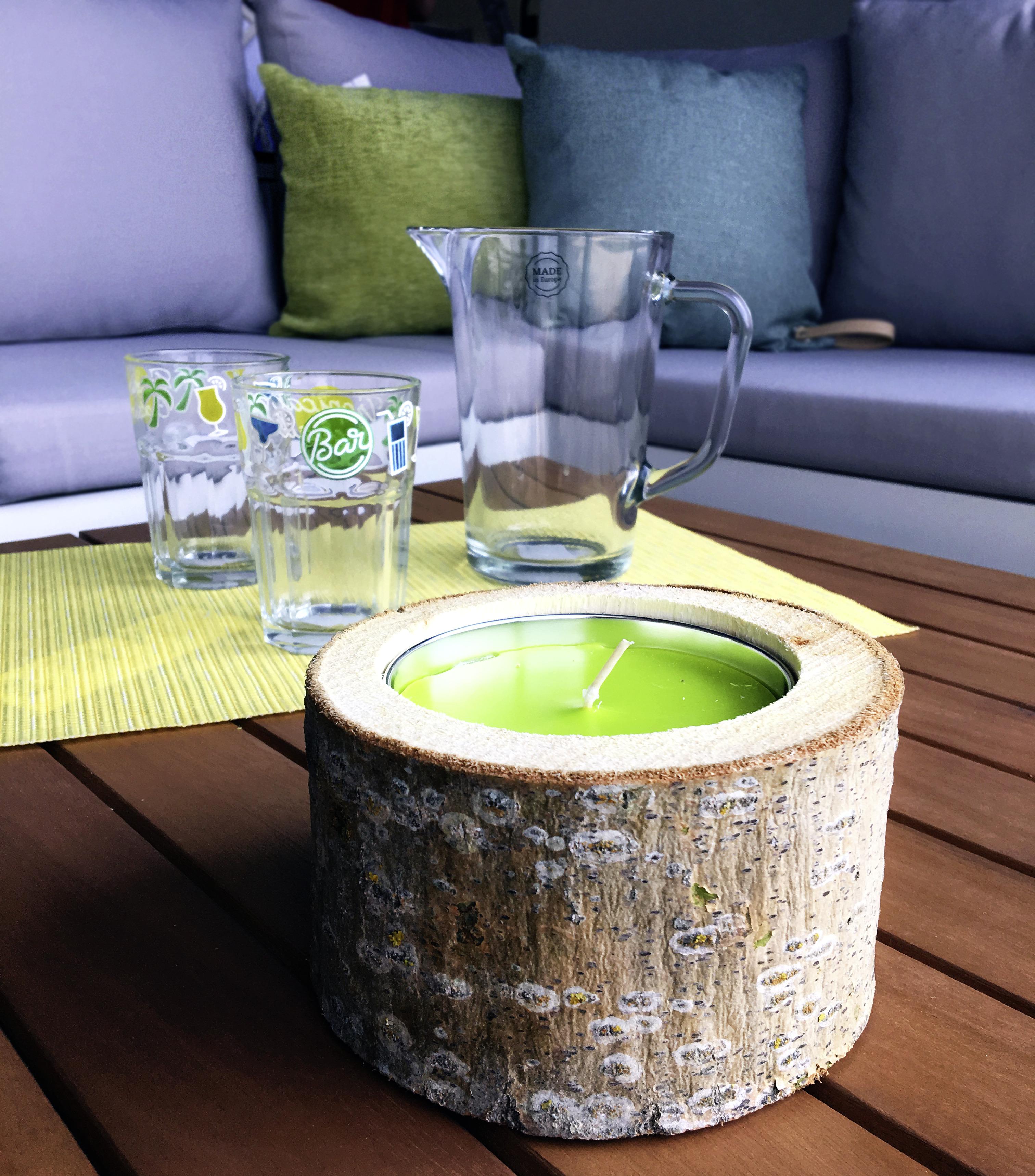 Citronellakerze im Holzgefäß