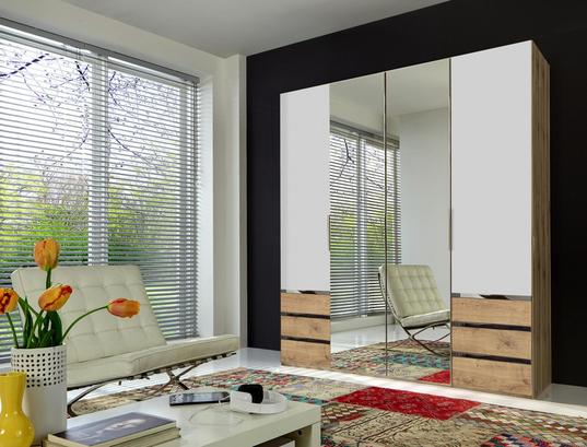 Moderne Aufbewahrung mit Gemütlichkeitsfaktor dank des stylischen Kleiderschrankes LEVEL. Viertüriger Kleiderschrank in Eiche Dekor und Weiß mit Spiegel