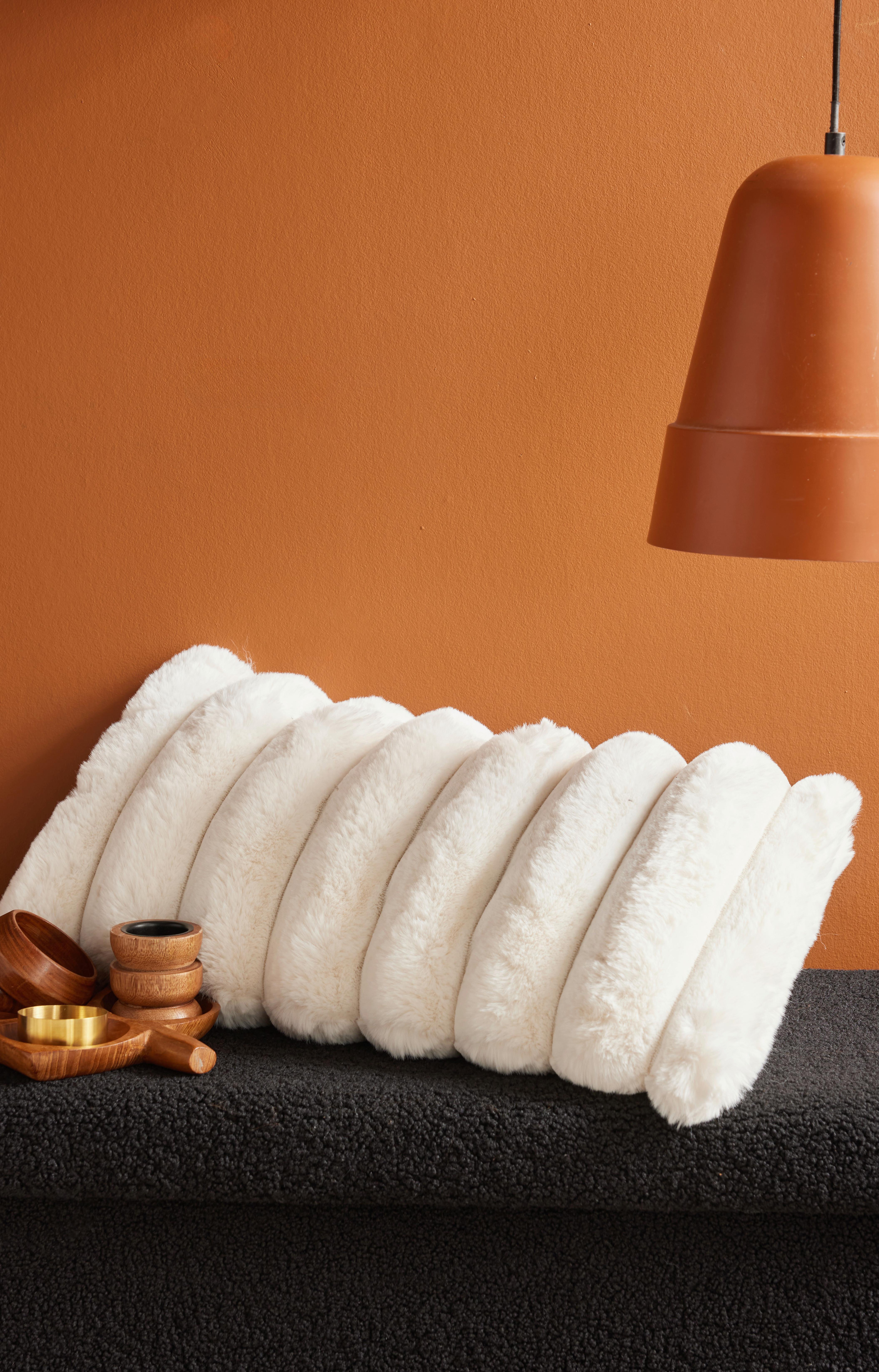 KOŽEŠINOVÝ POLŠTÁŘ MOKA CUSHION CREAM - bílá, textil (30/60cm)