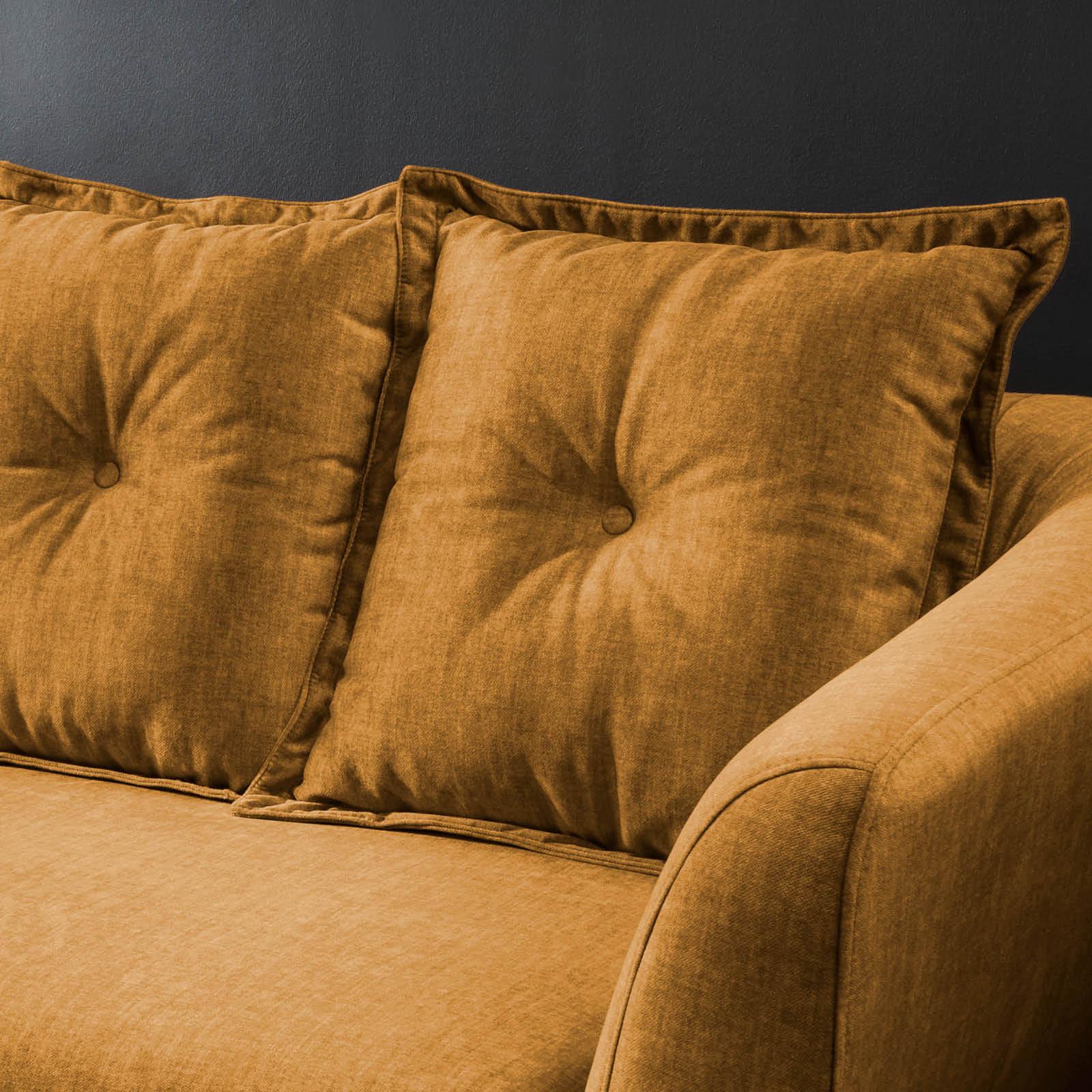 Sofa mit Kissen und echtem Rücken